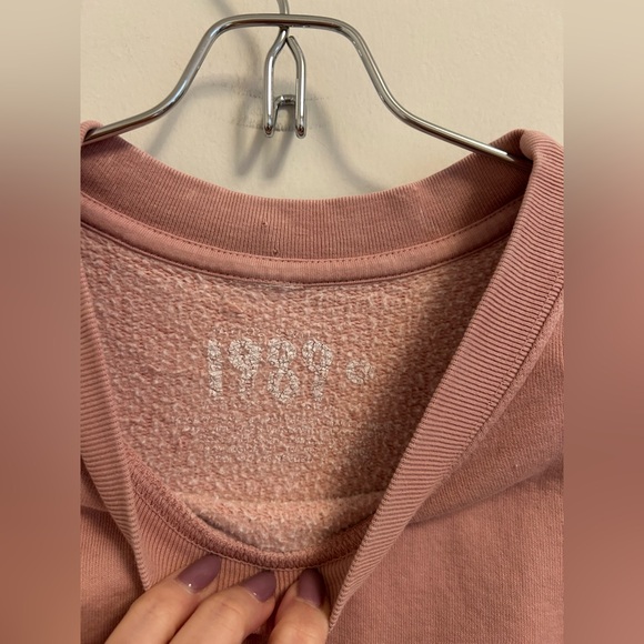 Taylor Swift 1989 Taylor's Version Crewneck Sweatshirt in Salmon size Small (S) - Picture 4 of 4